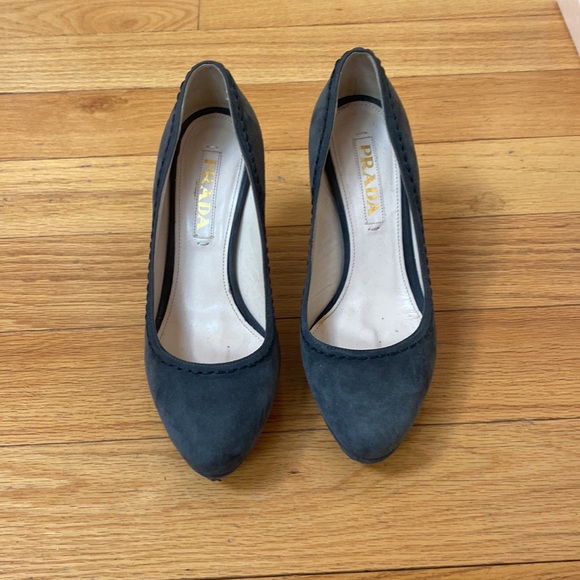 Prada pumps size 6 in great condition. With box. - Picture 2 of 4